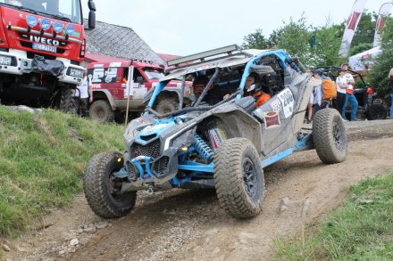 Auto na torze off-roadowym